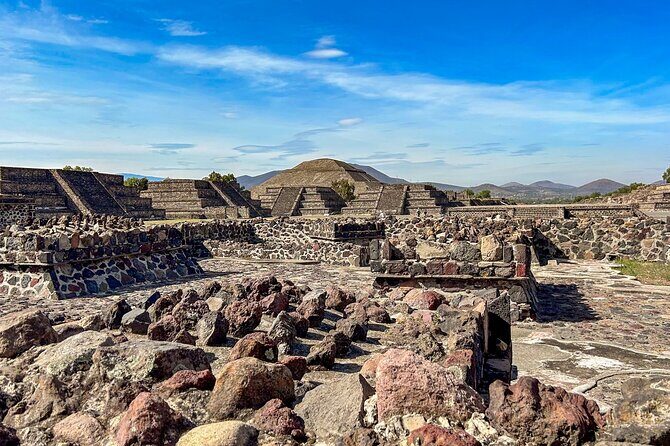 Teotihuacan, Guadalupe Shrine & Tlatelolco Day Tour with Lunch - Group Size, Audio, and Comfort on the Bus