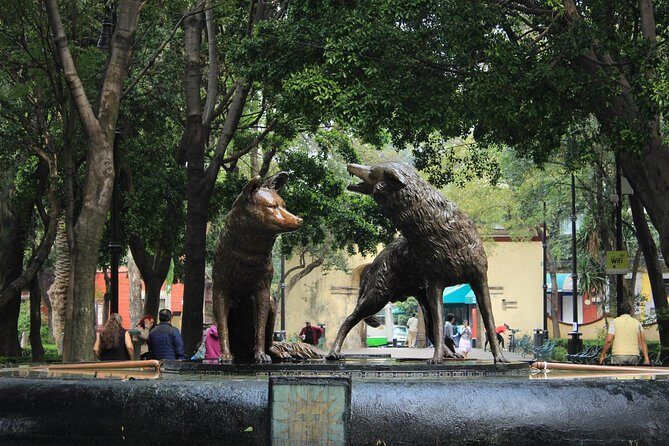 Teotihuacan & Guadalupe Shrine + Xochimilco, Coyoacán & Frida Kahlo Combo Tour - Frida Kahlo Museum (Casa Azul): plan your hour wisely