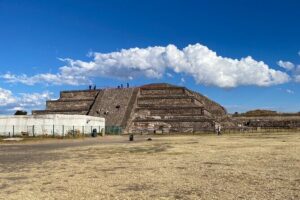Teotihuacan Pyramids VIP Tour without Commercial Stops - The guided walk: Avenue of the Dead and the main pyramids