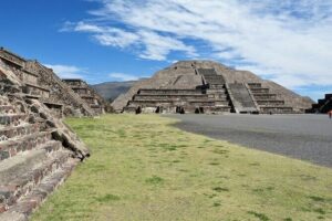 Teotihuacan, Shrine of Guadalupe & Tlatelolco - Teotihuacan pyramids: Sun and Moon in about 3 hours