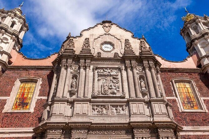Teotihuacan, Shrine of Guadalupe & Tlatelolco - Basilica de Guadalupe: a pilgrimage stop with a built-in cultural script