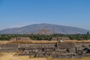 Teotihuacan, Shrine of Guadalupe & Tlatelolco Day Tour - Basilica de Santa María de Guadalupe: why the 1-hour stop feels big