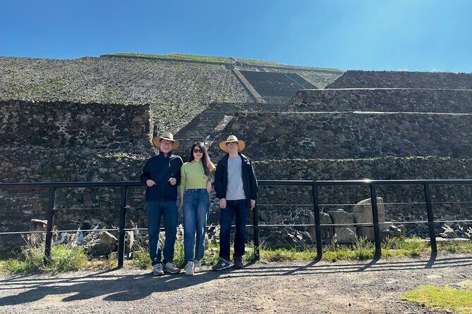 Teotihuacan Tour with Basilica of Guadalupe and Tlatelolco - Lunch at Restaurante Huehueteotl: plan for the bill and manage your energy