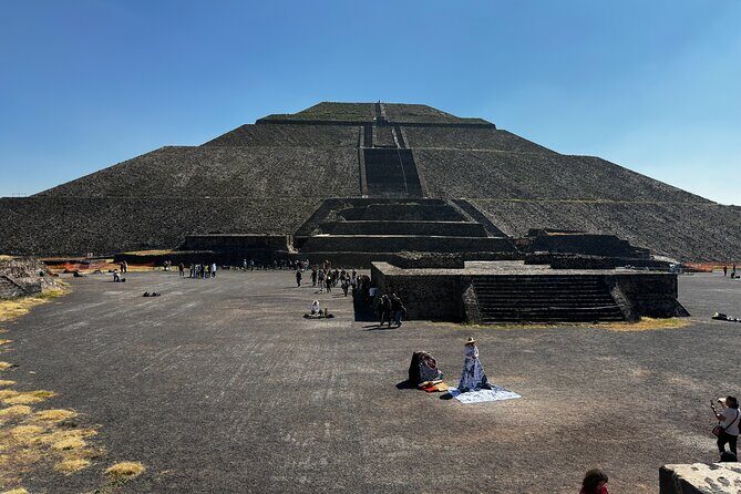 Teotihuacan Tour with Basilica of Guadalupe and Tlatelolco - Basilica de Santa Maria de Guadalupe: old and new churches plus Tepeyac Hill
