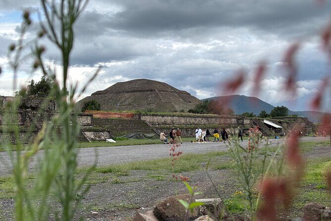 Teotihuacan without obligatory stops. No shops or restaurants. - The Pyramids of the Sun and Moon: Photos, Views, and Context