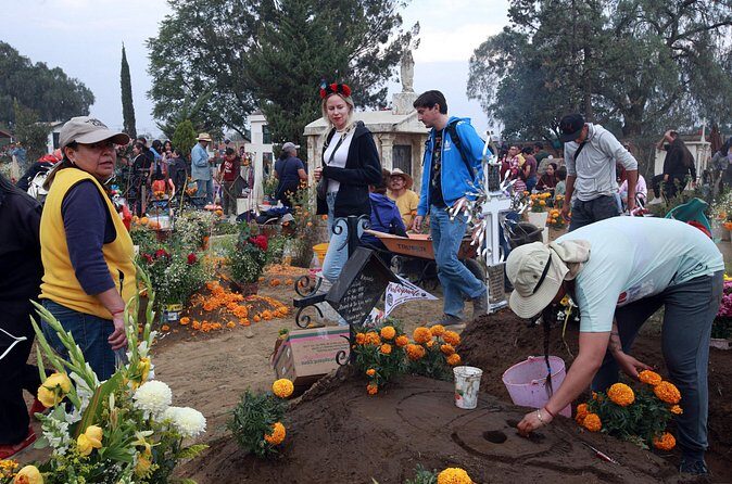 The real "Dia de muertos" tour in Mixquic + secret cemetery - The guides: where the magic happens (and what to watch for)