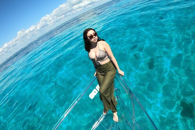 Tour Isla Mujeres excursion in Collective Transparent Boat - What the crew and guide do with a small group
