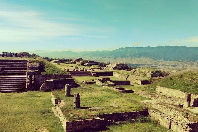 Tour Monte Albán "clasico" - Shopping reality check: demonstrations, sales, and how to keep control
