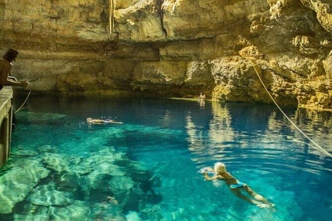 Tour Tulum Coba Cenote and Playa del Carmen (4 in 1) - Stop 1: Tulum archaeological zone with a guided entry