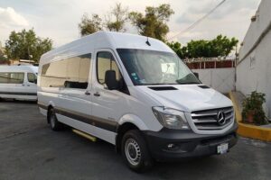 Transfer Mexico city Airport - Mexico city Downtown hotels - Airport pickup: the receptionist, the sign, and the van you want