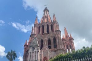 Transfers To San Miguel de Allende - Pickup at the airport: sign, waiting room, and where to look