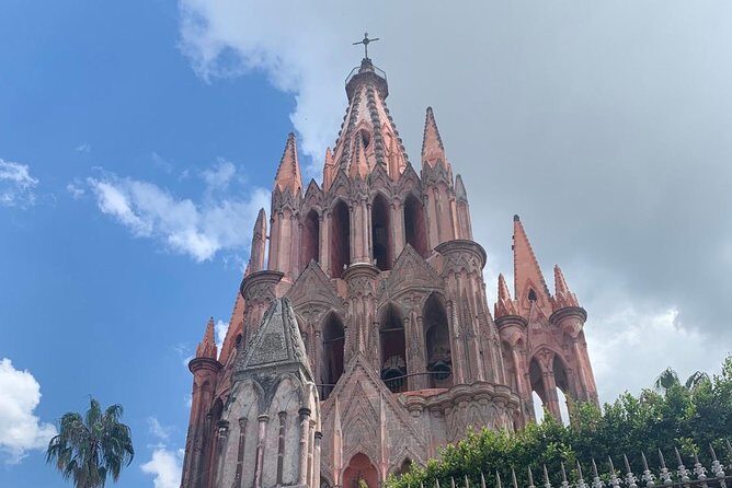 Transfers To San Miguel de Allende - Pickup at the airport: sign, waiting room, and where to look