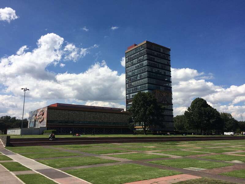 Walk around UNAM campus, a UNESCO World Heritage Site - UNAM Ciudad Universitaria: UNESCO modernism where students actually live