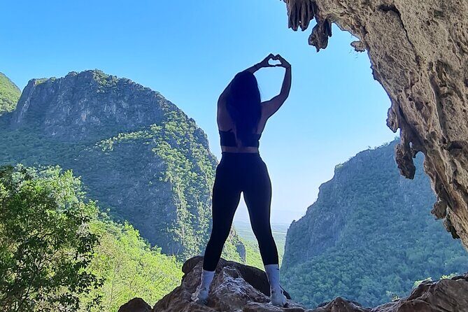 Water hiking Cerro del Agujerado - Cave time in the Sierra Madre Oriental: headlight and mountain views
