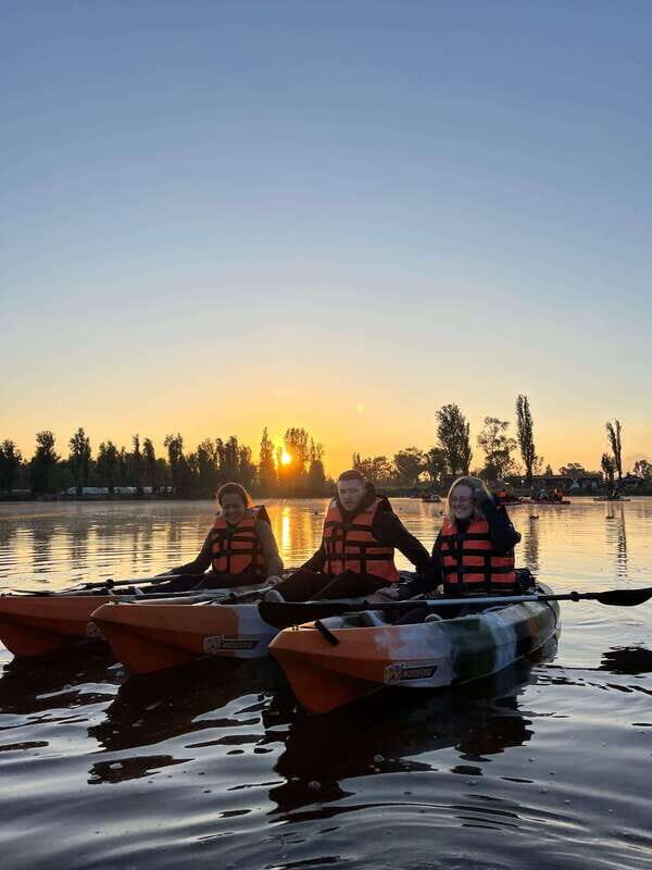 Xochimilco: amanecer en kayak Ciudad de México - The 3-hour flow: safety briefing, water time, and a focused history stop