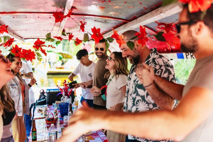 Xochimilco: traditional boat tour, culture, and fun. - Games and challenges: how the tour keeps everyone involved