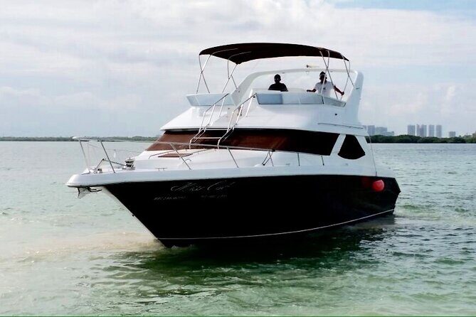 Yacht 48ft Rental in Cancun for up to 15 people - Onboard comfort: drinks, crew help, and special-occasion touches